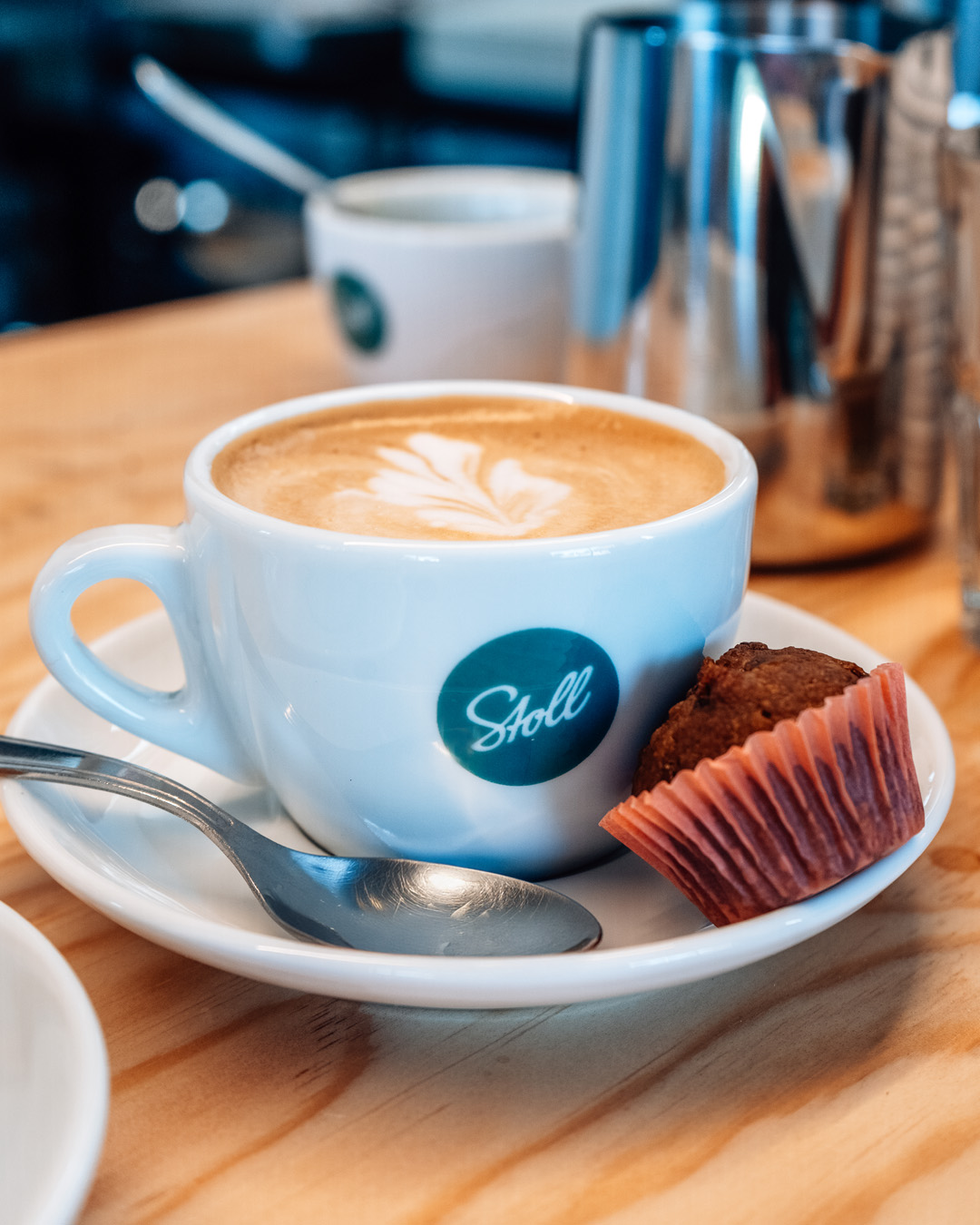 Cappuccino mit Latte Art und Muffin
