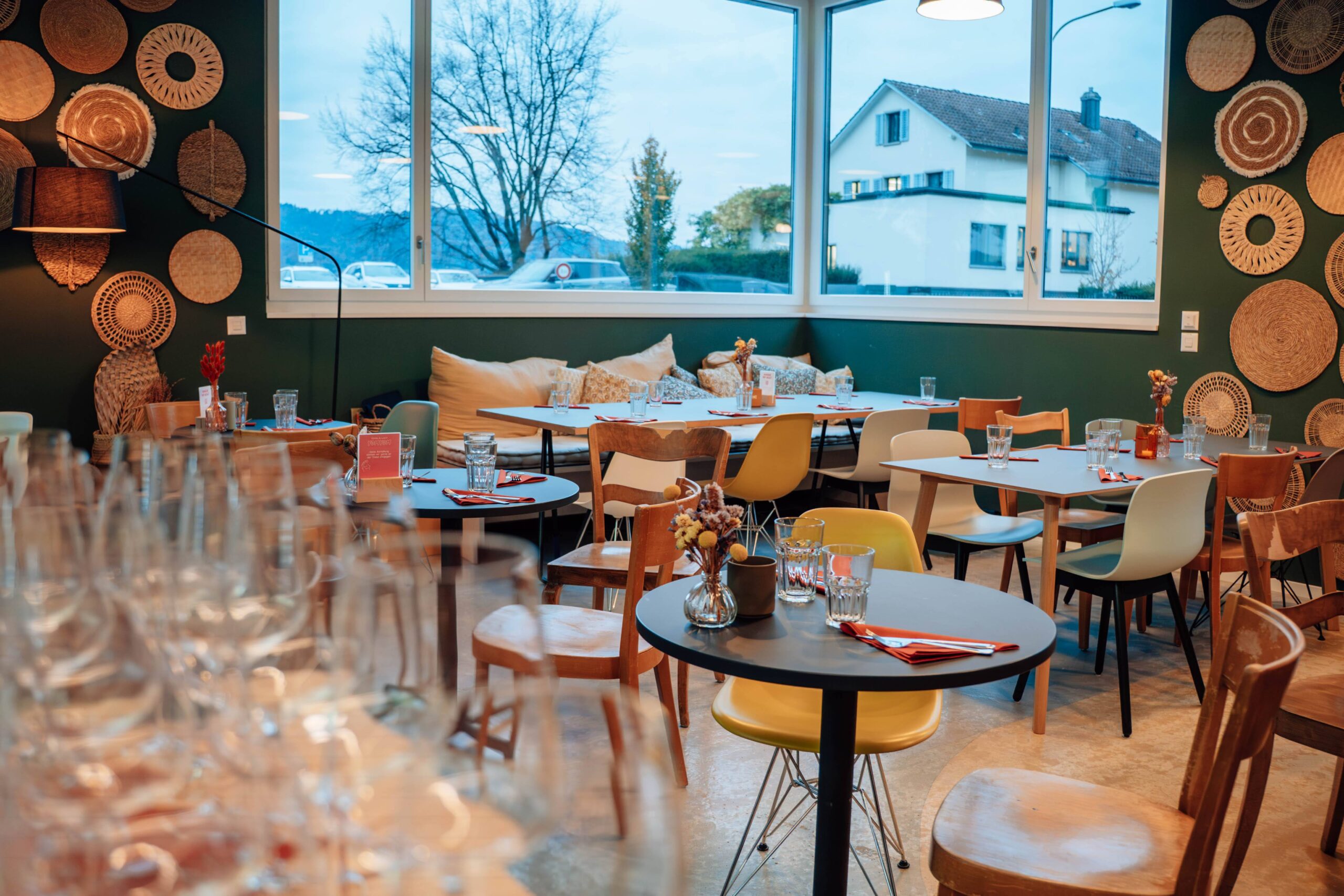 Gemütliches Restaurant mit grossen Fenstern und Dekor
