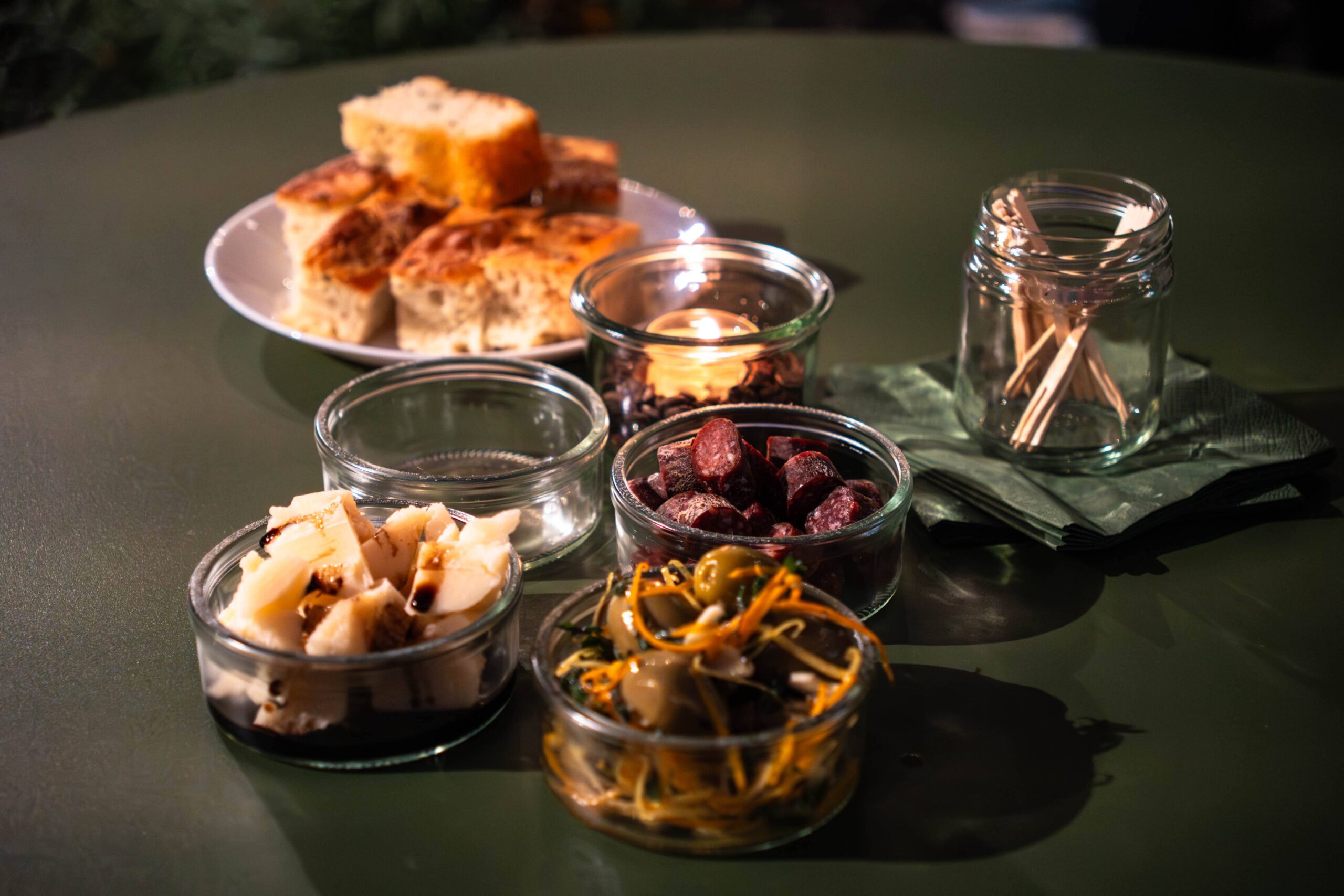 Apéro mit Käse, Wurst, Oliven und Brot
