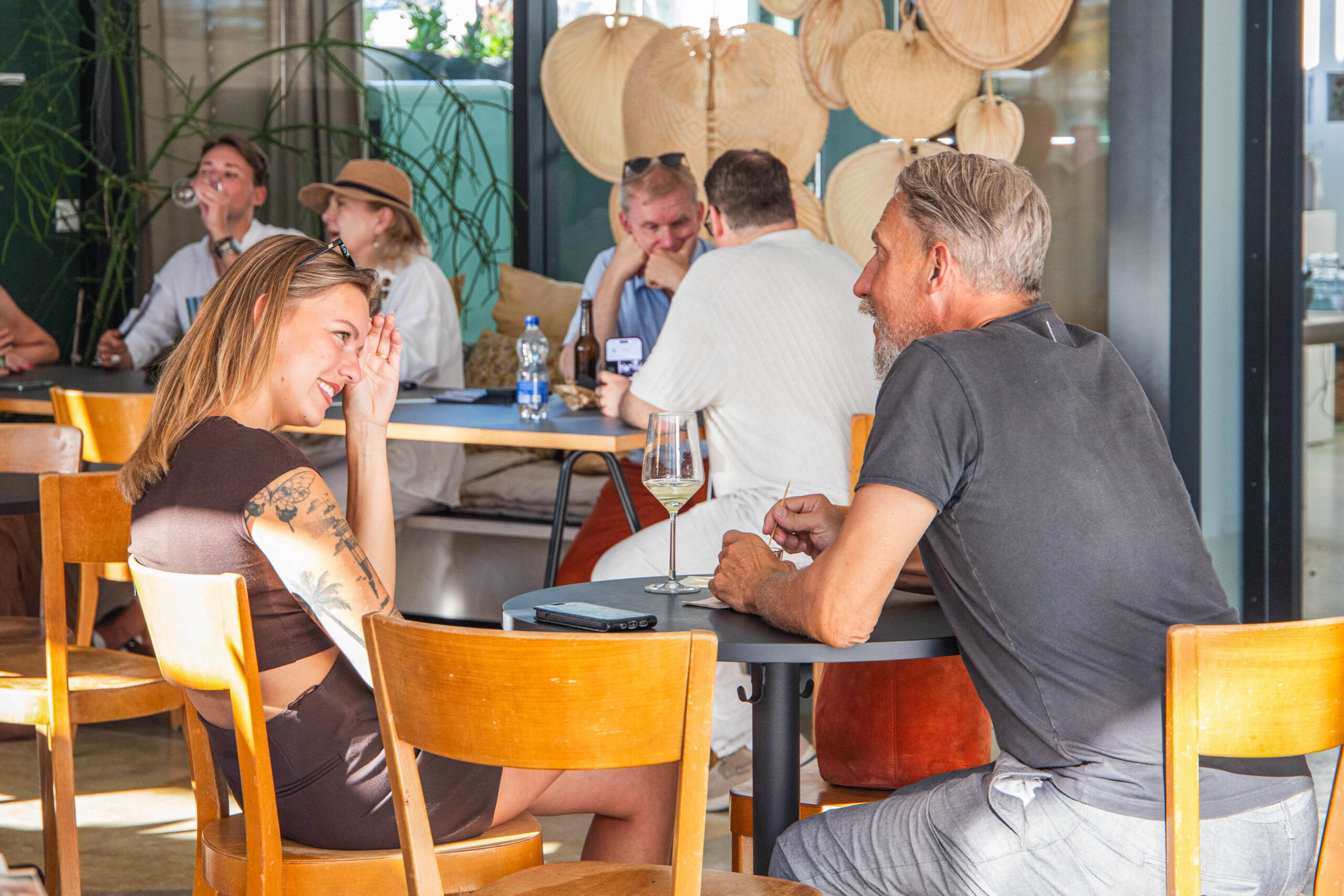 Personengruppe im Restaurant, durch strukturiertes Glas gespiegelt