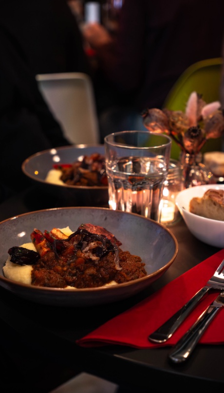 Festliches Dinner mit Wein